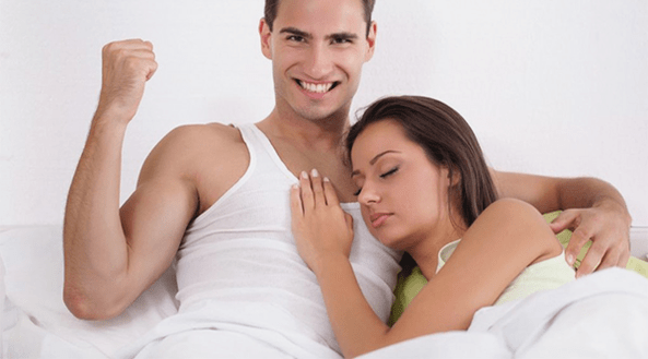 žena v posteli s mužom, ktorý má zvýšenú potenciu
